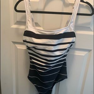 Delta Burke used miracle swim suit